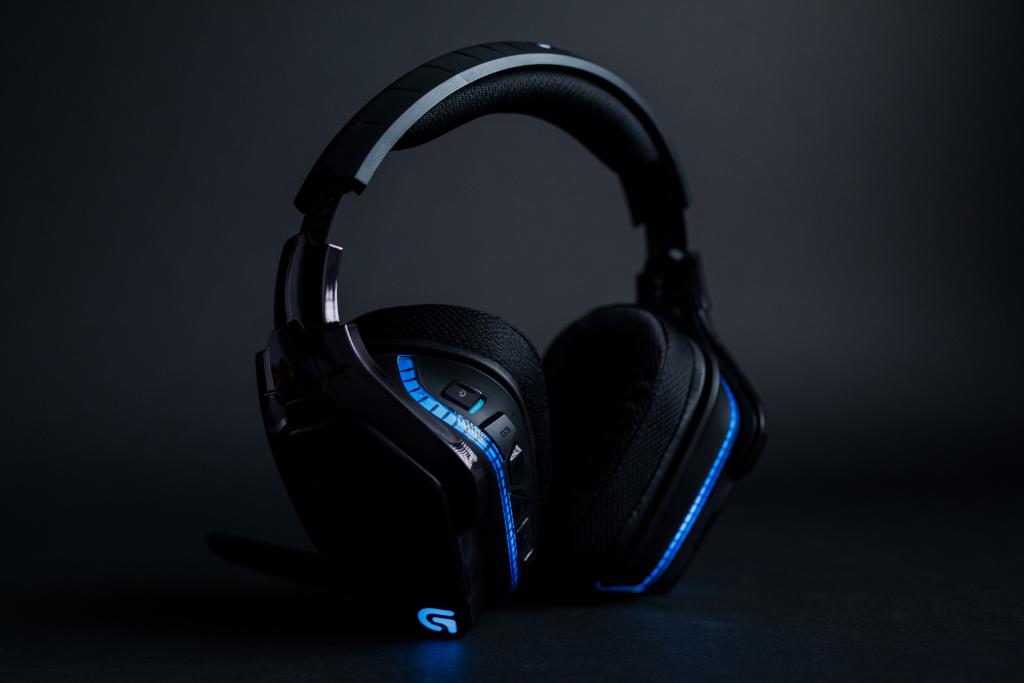 LogitechG's tweet image. For the times you need a little mood lighting, the #G933 has you covered with customizable RGB. #LogitechG logt.ly/60108xNSe