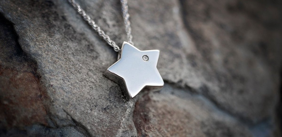the_AGFD's tweet photo. Member @loucurrywillows aka #EarthtoHeaven is offering members 5% discount on certain eco coffins &amp; cremation jewellery (exc beads) https://t.co/tXMqW77Dq9