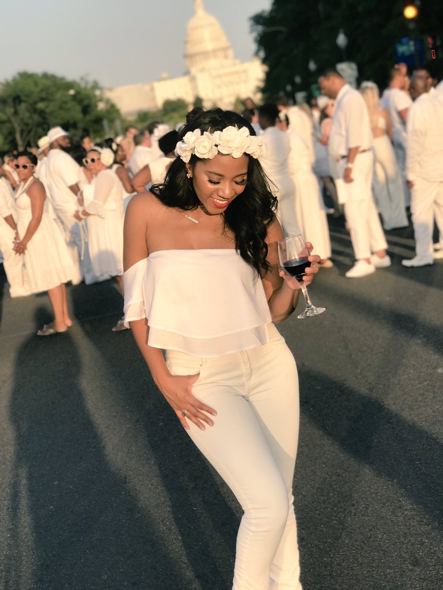 kayangrum's tweet photo. Until next year, #DEB2017! Stay classy. 🍷✌🏾 #AllWhiteAffair2k17 https://t.co/T5i3wnADff