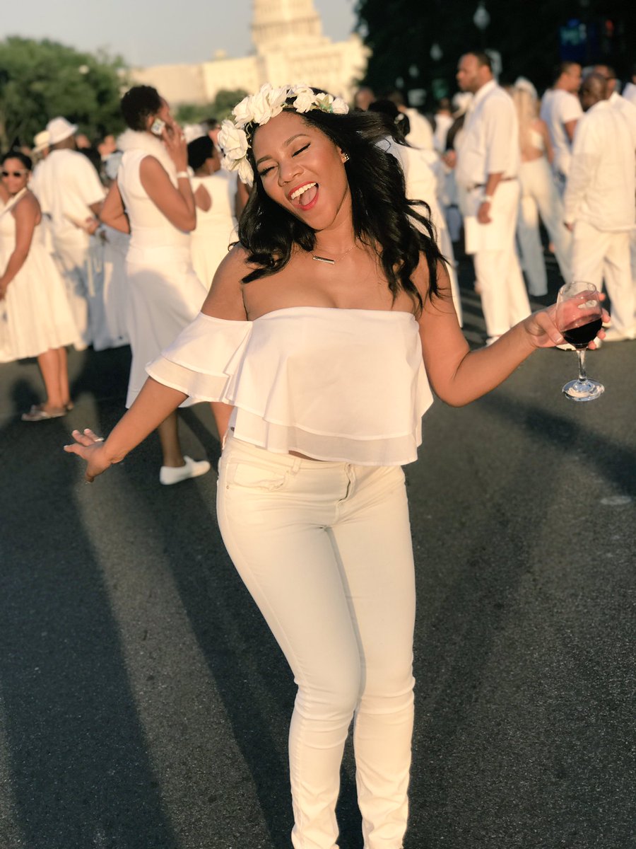 kayangrum's tweet photo. Until next year, #DEB2017! Stay classy. 🍷✌🏾 #AllWhiteAffair2k17 https://t.co/T5i3wnADff