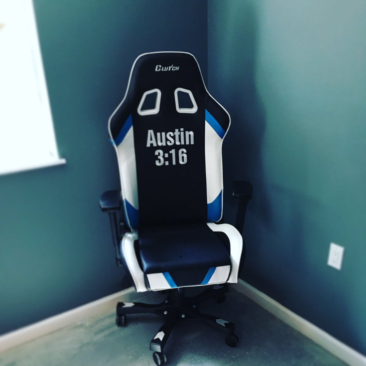 notsam's tweet image. Finally had some time to get this thing out and put it together. What a Sunday morning- thanks @ClutchChairz @steveaustinBSR