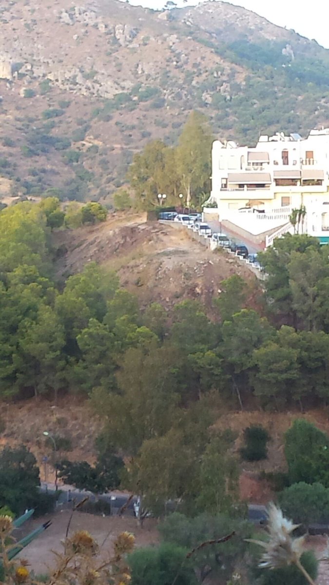 klebam's tweet photo. @RaulJimenezJ @pacodelatorrep Antes, durante, después de una zona en #CerradoCalderón alguien le encuentra lógica al #Cortafuego en éstas 3 imágenes? @opiniondemalaga https://t.co/9BTSTiBnmQ