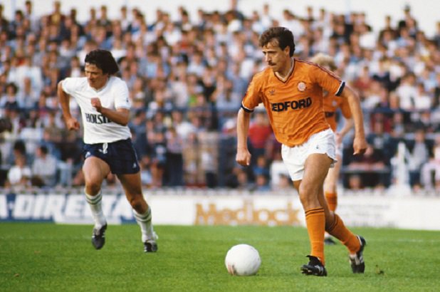 Should all players be two-footed? Here's an opinion piece from Luton fan Paul Haynes #LTFC #COYH bedfordshire-news.co.uk/best-foot-forw…