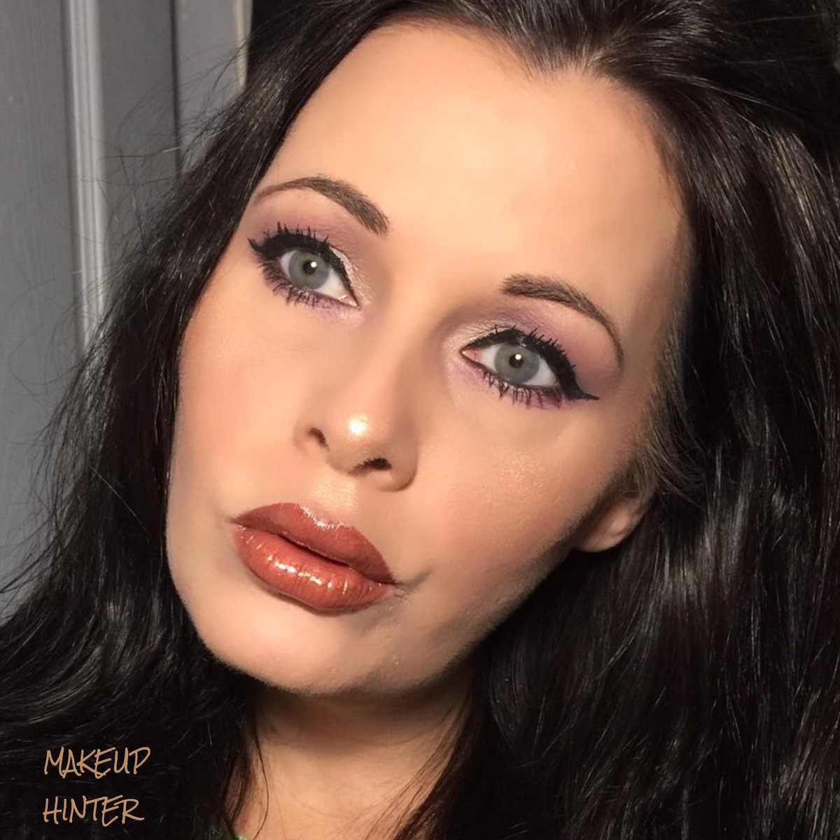 IsocietyISC's tweet photo. ▪️#Contour Palette light
▪️#Lipgloss #Copper Pipe
▪️#Blush Saffron
#MAKEUPHUNTERS #throughthelookingglasscollection #iSOCiETYCOSMETICS https://t.co/L55XdgyK5t