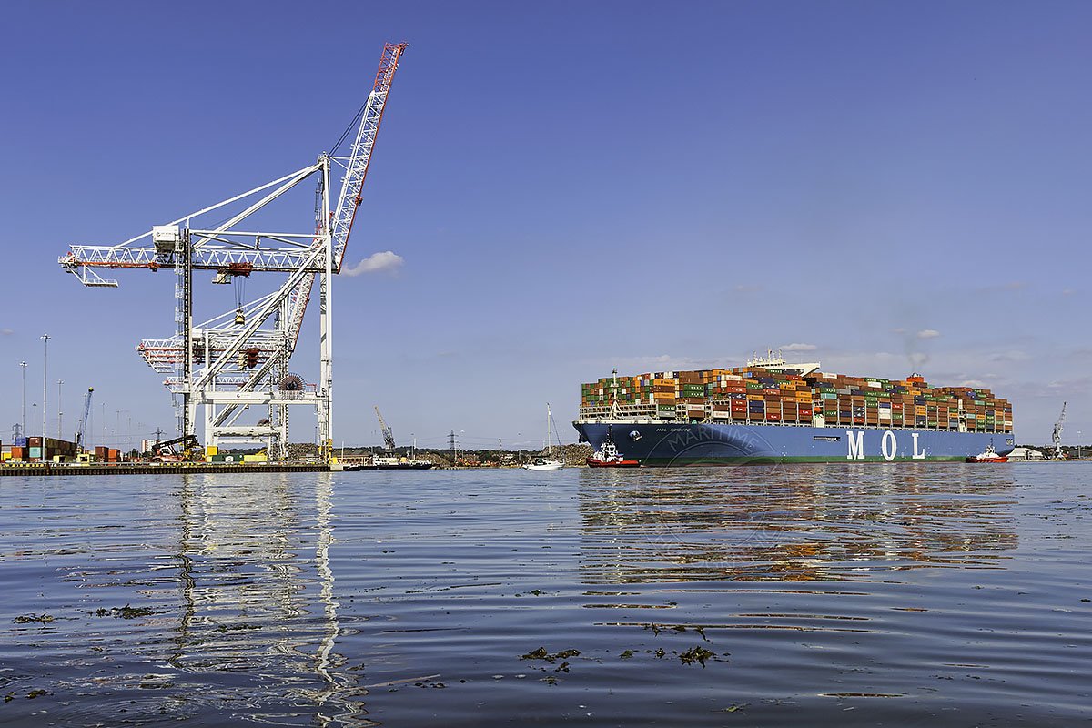 MaritimePhotos's tweet photo. The latest box ship making a maiden call @DPWorldSouthamp @abports21 today #MOLTribute #ULCC https://t.co/OCs8ayHHEa
