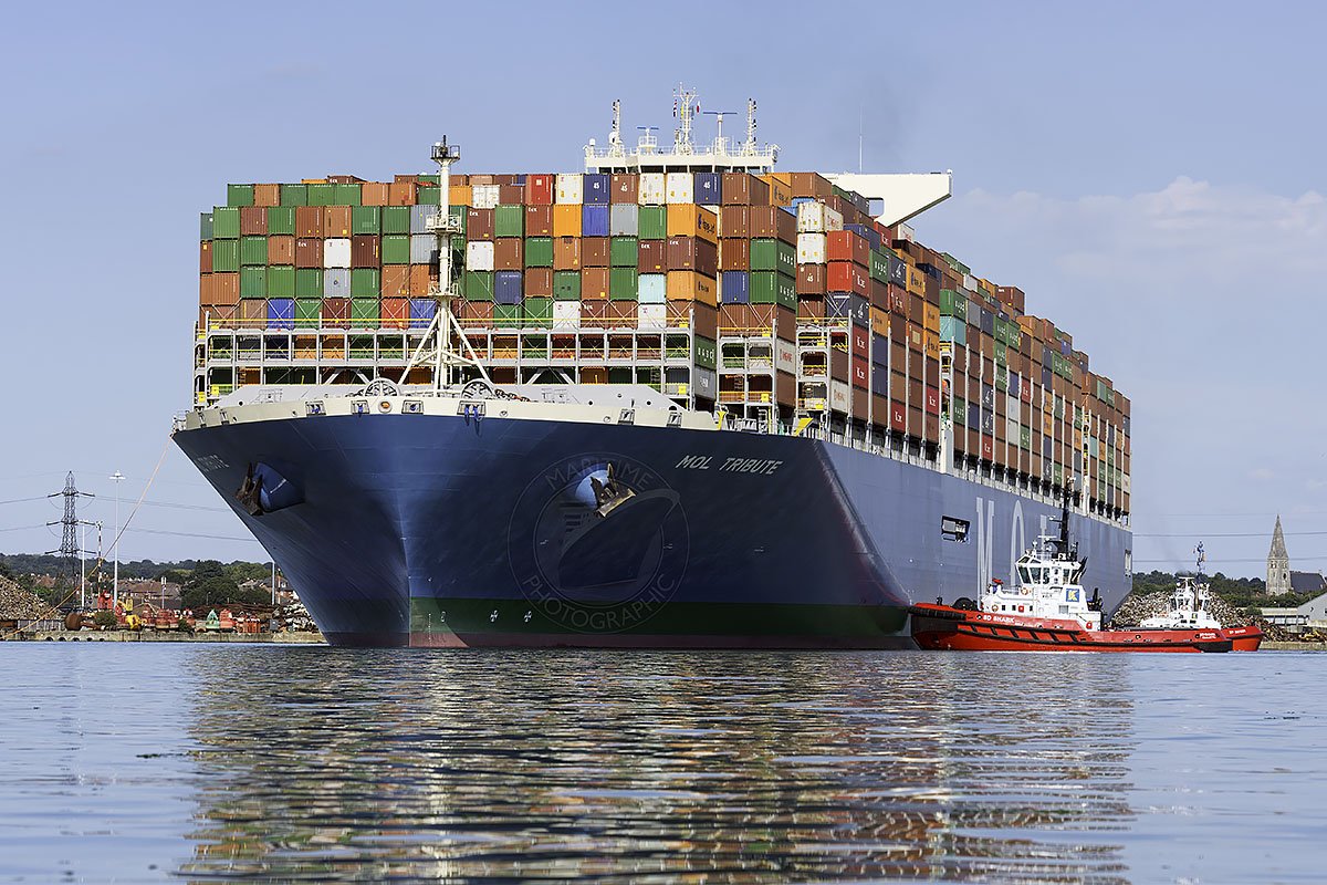 MaritimePhotos's tweet photo. The latest box ship making a maiden call @DPWorldSouthamp @abports21 today #MOLTribute #ULCC https://t.co/OCs8ayHHEa