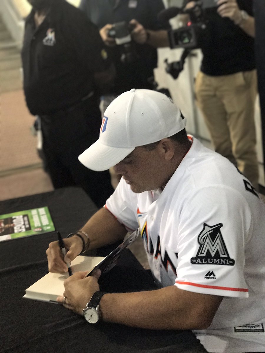 Pudge_Rodriguez's tweet photo. Another great signing #callmepudge thanks to my fans for all the love ❤️ ⚾️ get your copy here https://t.co/HkFFaobRVz https://t.co/3rgy1adini