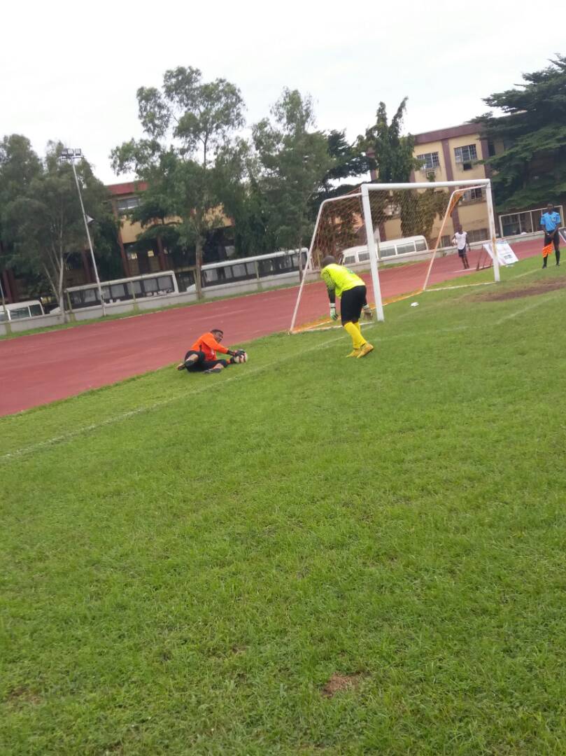 DemolaExpoze's tweet photo. Tournament Ambassador, @Peter_Rufai warms up for the Peter Rufai Challenge. #2017RC3 https://t.co/ADLtk7r3Rc