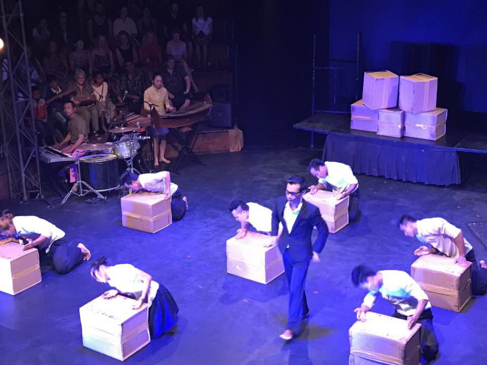 chiarabonomi's tweet photo. Il @PhareCircus è da vedere. In Cambogia ho visto Sokha: 10scatole 1tenda 90min di emozioni fortissime #teatro per l'anima #Bravissimi #thks https://t.co/Lz4HIZRnng