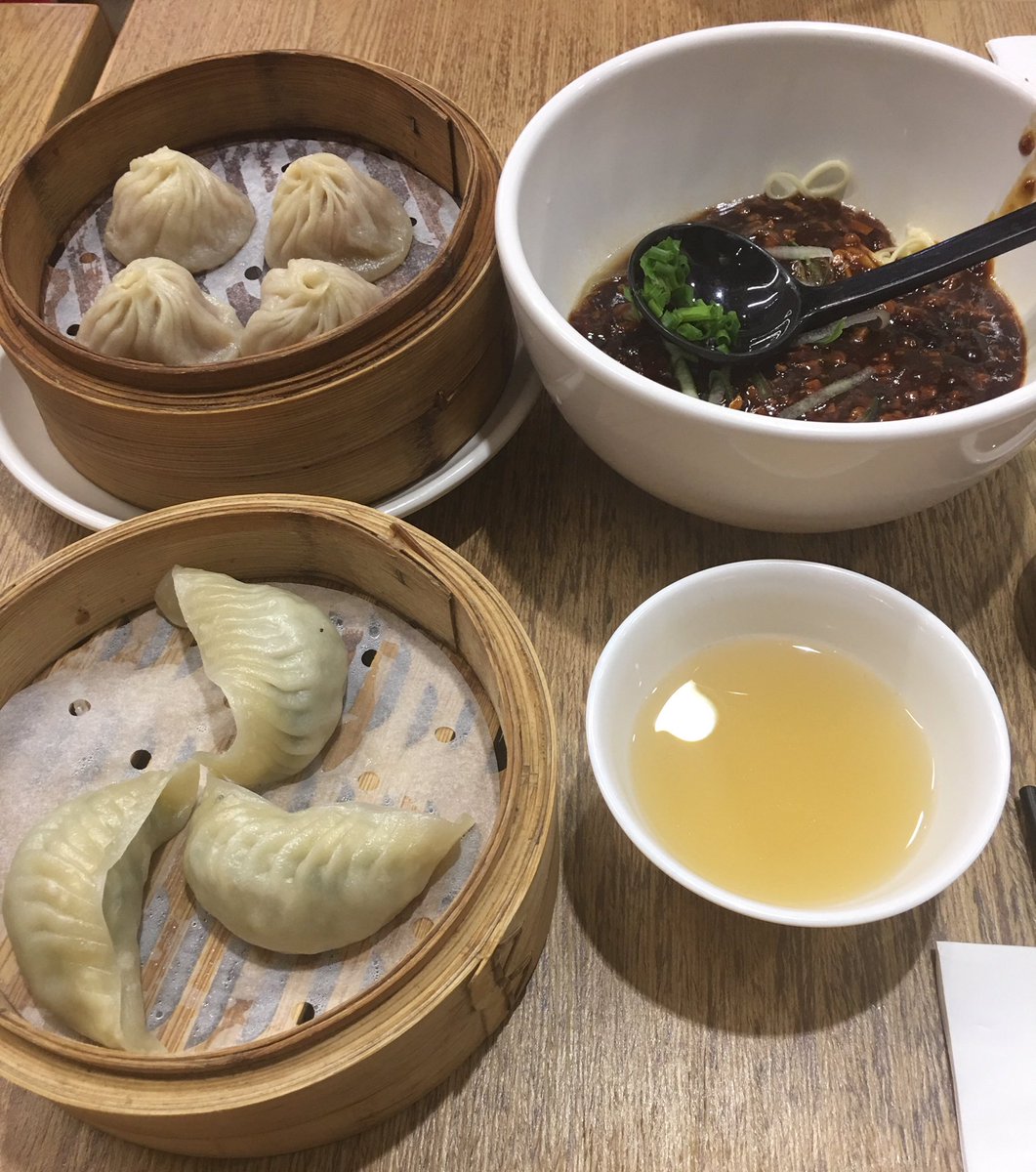 A_ichiGo18's tweet photo. 香港も食べる食べる😆(笑)

CRYSTAL JADEの小籠包とジャージャー麺
何洪記粥麺専家の正斗鮮蝦雲呑麺
太興のお肉はもちろん万能ソースみたいなのが作り方知りたいくらい美味しかった🍴😋🍴 https://t.co/2b23zZVk5k