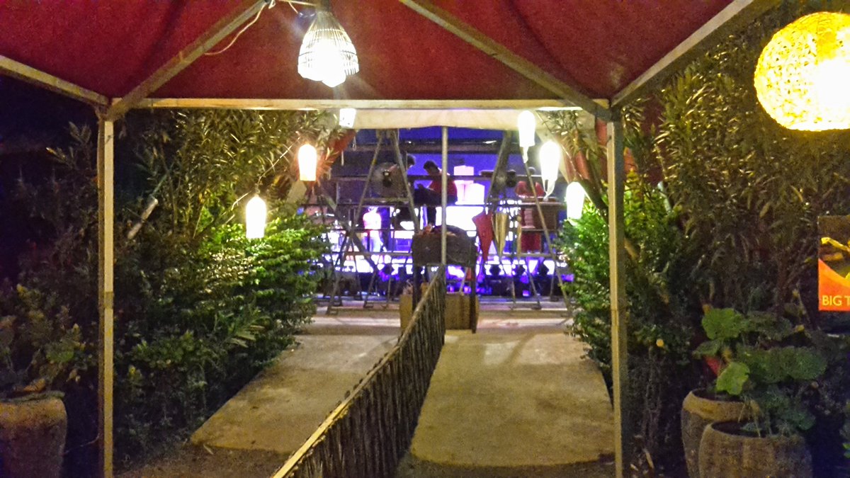 chiarabonomi's tweet photo. Il @PhareCircus è da vedere. In Cambogia ho visto Sokha: 10scatole 1tenda 90min di emozioni fortissime #teatro per l'anima #Bravissimi #thks https://t.co/Lz4HIZRnng