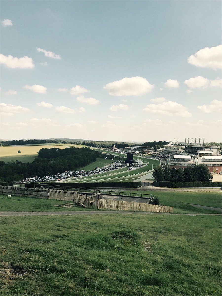 scottmurfin10's tweet photo. On the hill with the other half β€οΈ #goodwood #sundaywinners https://t.co/IIx8B3zqfU