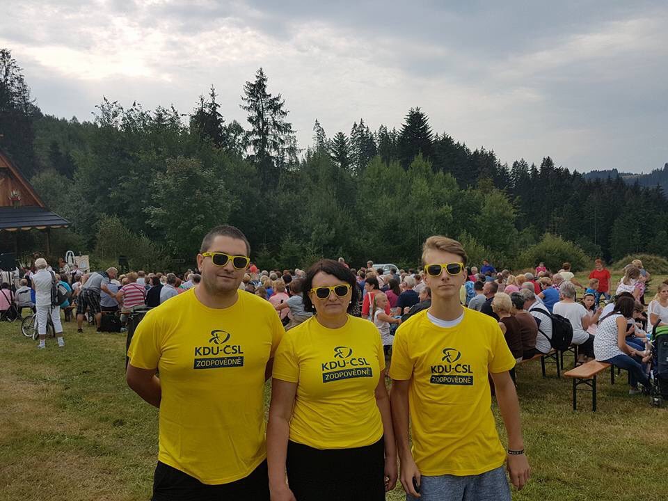 VaclavPlatenik's tweet photo. Fully branded @kducsl team w/ MP @pgolasowska 💪💛 go #helloyellow https://t.co/QD10Dh0NzD