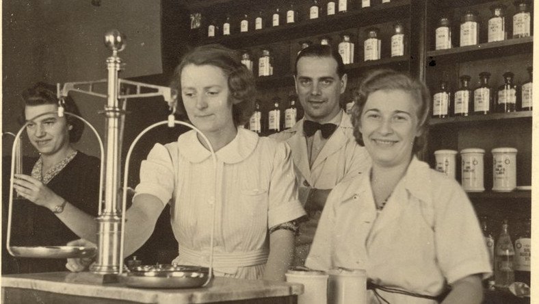 MultiKultiBG's tweet photo. A pharmacist stayed in the Krakow Ghetto as the only non-Jewish resident during the German occupation --> https://t.co/m832KorNtD https://t.co/oCnPIlFsmZ
