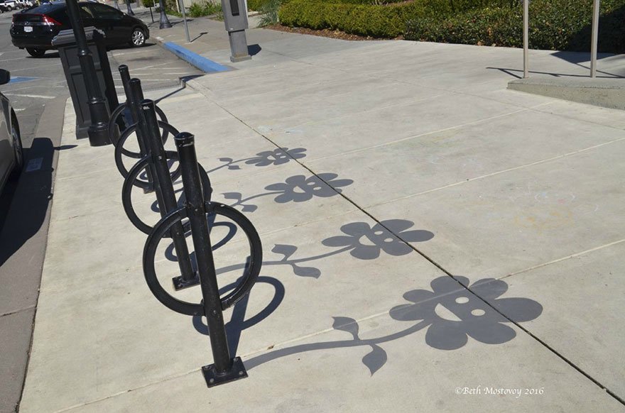 lacriaturacreat's tweet photo. Este artista pinta sombras falsas para hacer las calles más divertidas https://t.co/UfozBtDOp6 por @theristagno https://t.co/lie99y3Yym