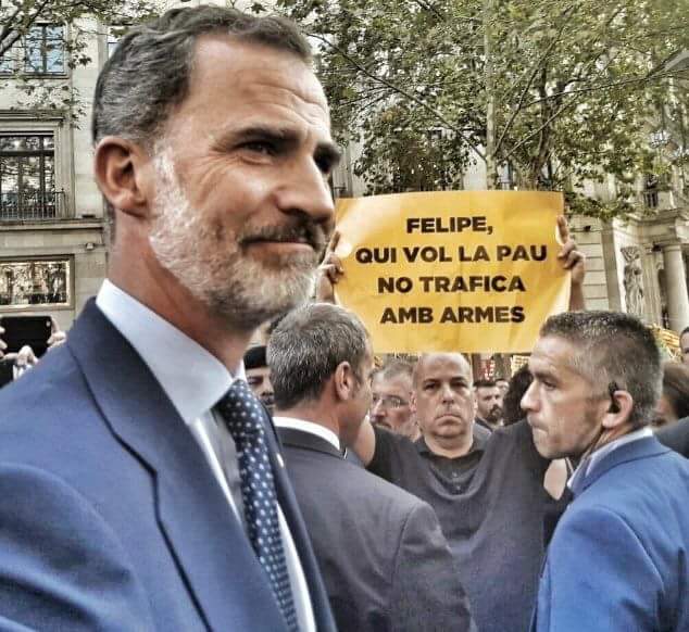 LolitaDixxon's tweet photo. "Felipe, quién quiere la paz no trafica con armas." 

#BarcelonaSomosTodos. https://t.co/hbQueEAkyf
