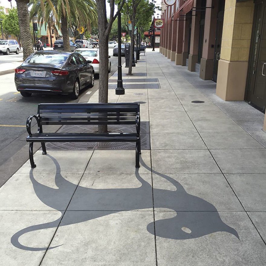 lacriaturacreat's tweet photo. Este artista pinta sombras falsas para hacer las calles más divertidas https://t.co/UfozBtDOp6 por @theristagno https://t.co/lie99y3Yym