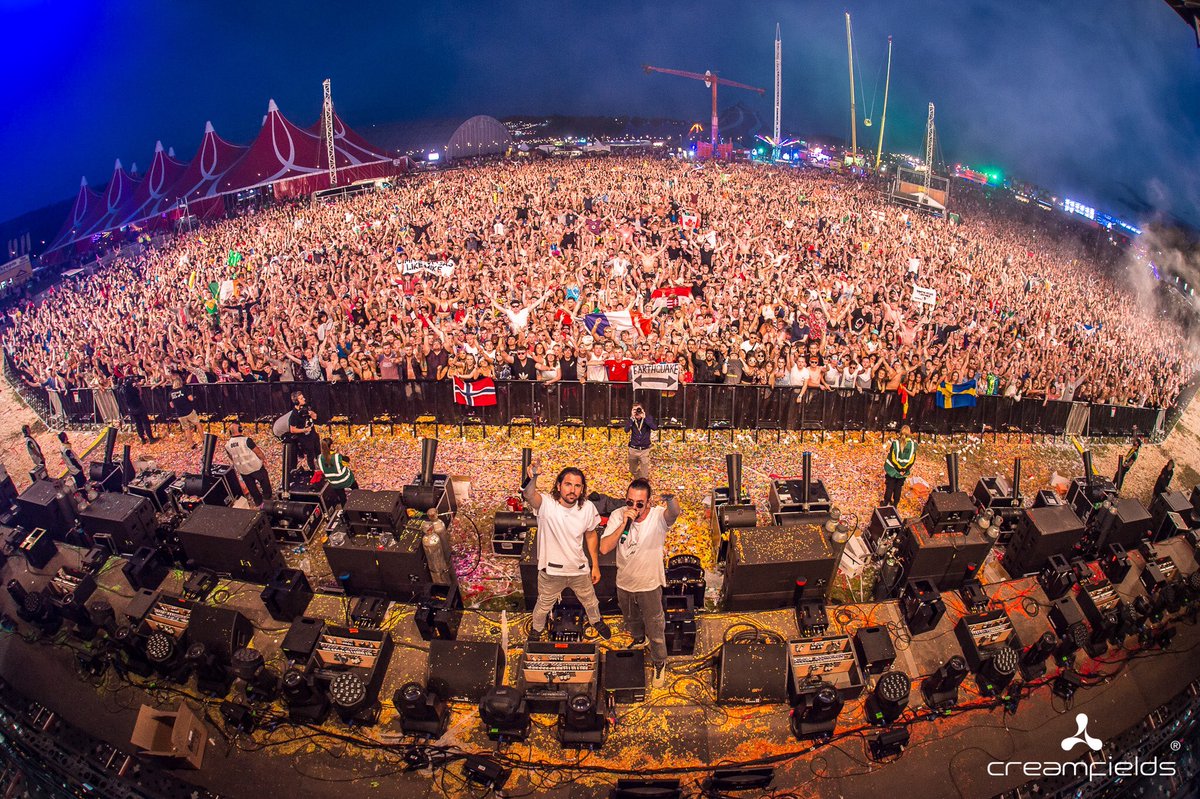 dimitrivegas's tweet photo. What A Night @Creamfields #UK 👊🏼🇬🇧 You guys Smash it🔥 @likemike https://t.co/F1pcBnwMpX