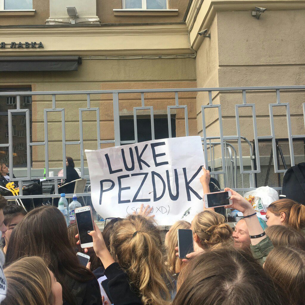 De_pomi's tweet photo. Этот фандом непобедим
#5SOSRUSSIA https://t.co/NaVSwdb5nz