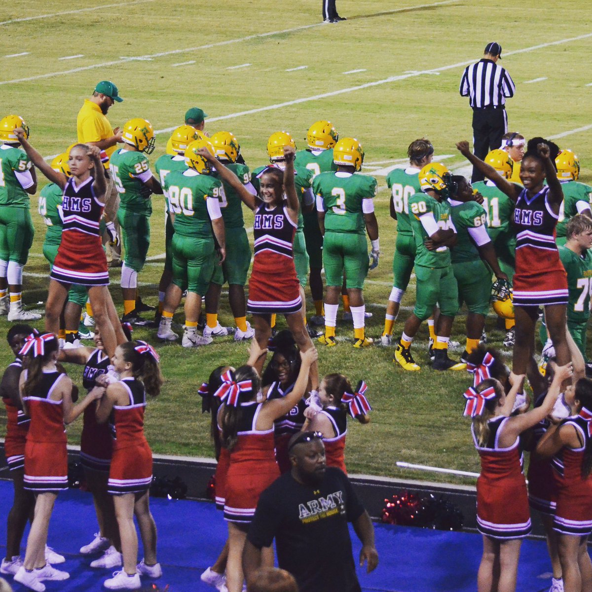 DeonCranford's tweet photo. #CheerNight #richmondraiders #hamletredrams https://t.co/n6cTILlA5J