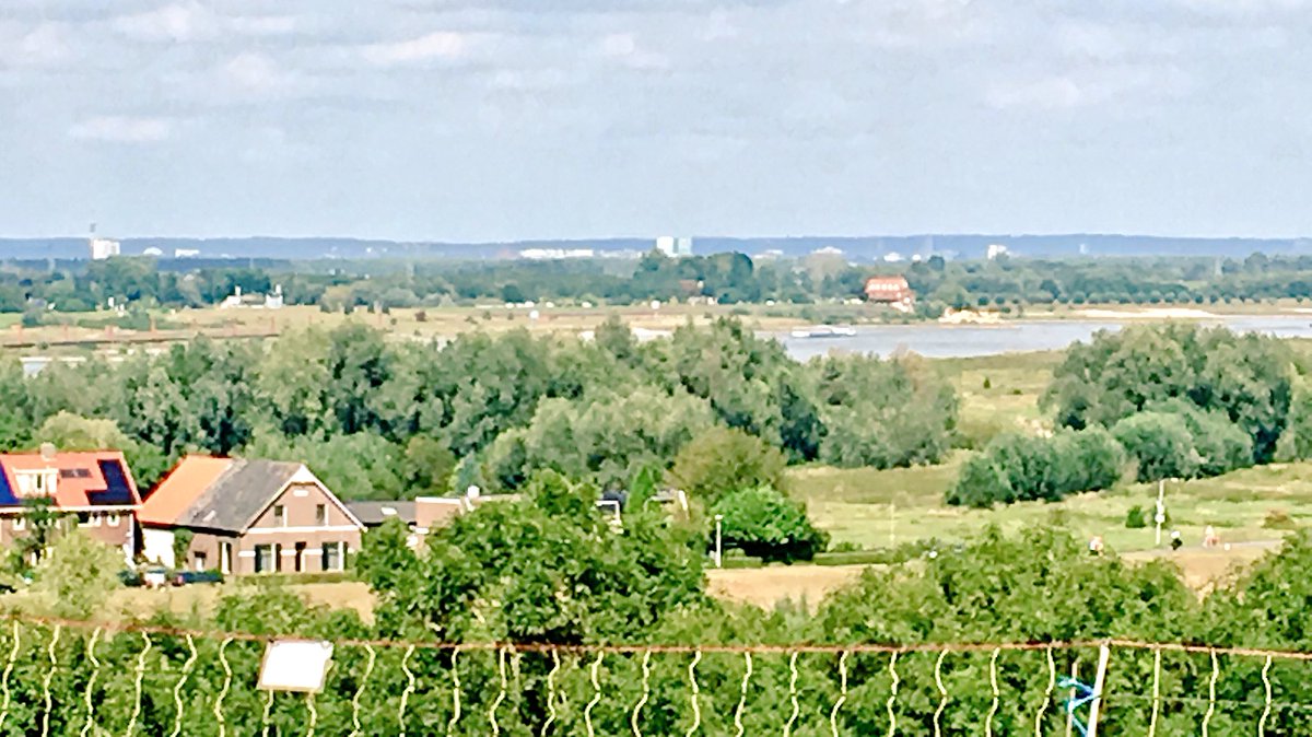 Nijmegen, wat een mooie stad. Mooiste aan Nijmegen? Dit uitzicht op Arnhem, die nog mooiere stad. :-) #airbornetoertocht2017