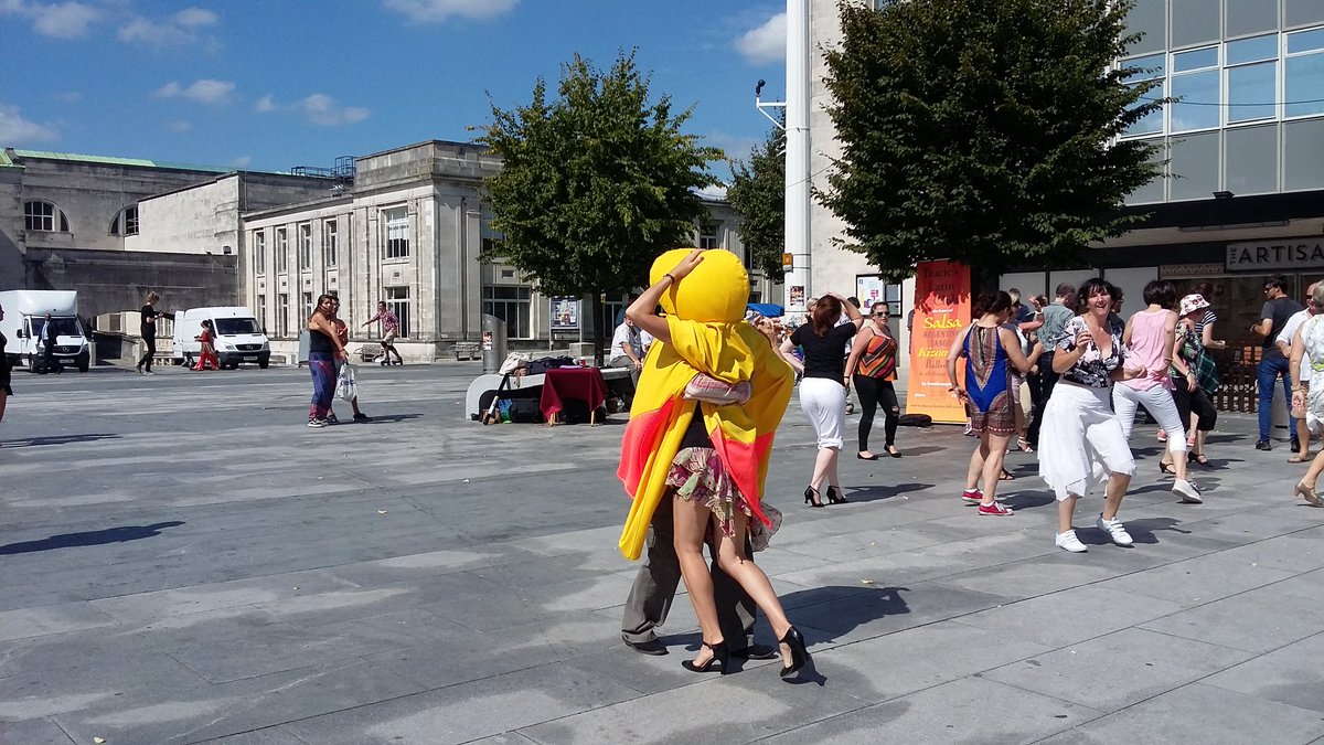 ValDrayton's tweet photo. Tango in the #huddlehood today. #SummerintheSquare @JHansardGallery https://t.co/Dv5M0b5HYG