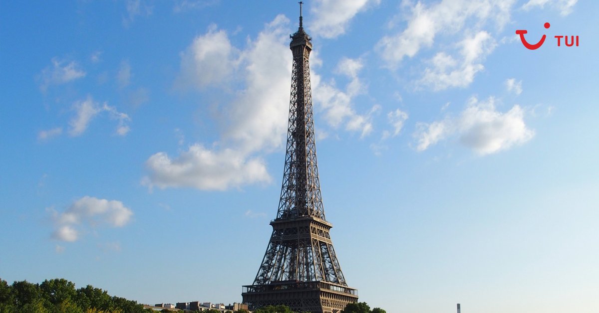 TUIBrasil's tweet photo. Visite Paris de bicicleta. Pedale entre monumentos enquanto curte o charme da “Cidade Luz”. https://t.co/1xhAa00toT https://t.co/NfBBZo3veD