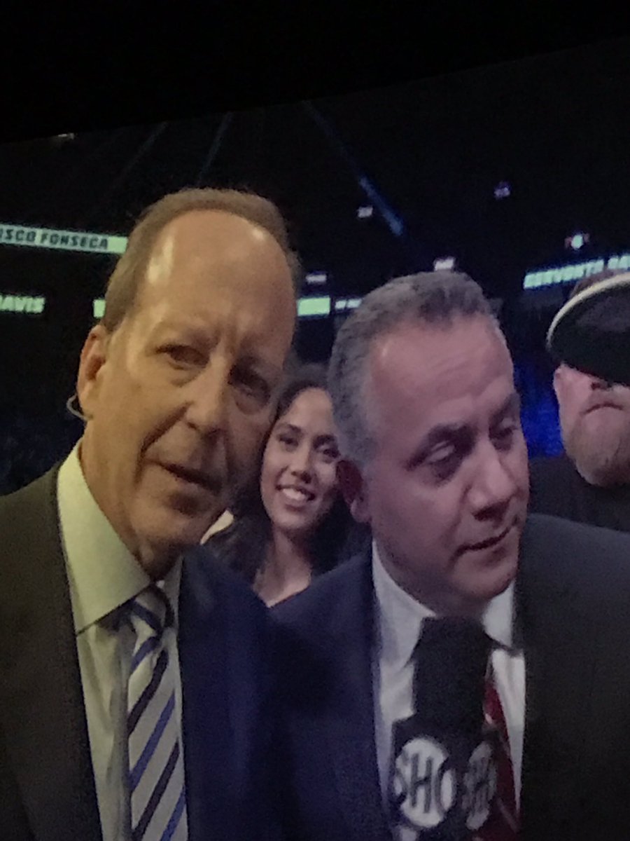 JaySwingler's tweet photo. did anybody else see these women sliding their way into every camera shot possible? Most conical thing ever i'm crying #MayweatherMcGregor https://t.co/GKNiuAu2E3