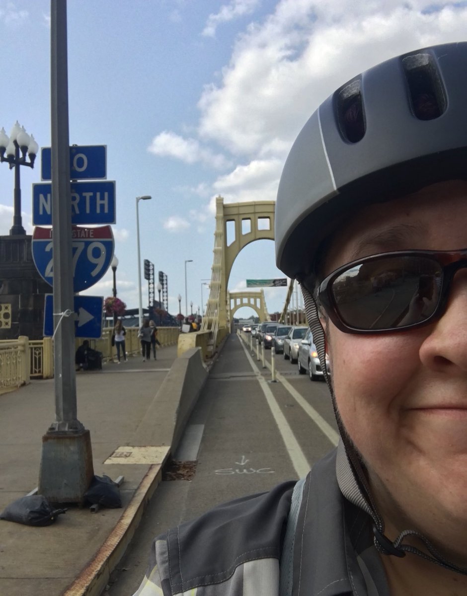 lesbiyinzer's tweet photo. Me leaving Downtown: Bye, city! Bye, bridge! See you next time! #BackToTheSuburbs https://t.co/GKIqjPxIwS
