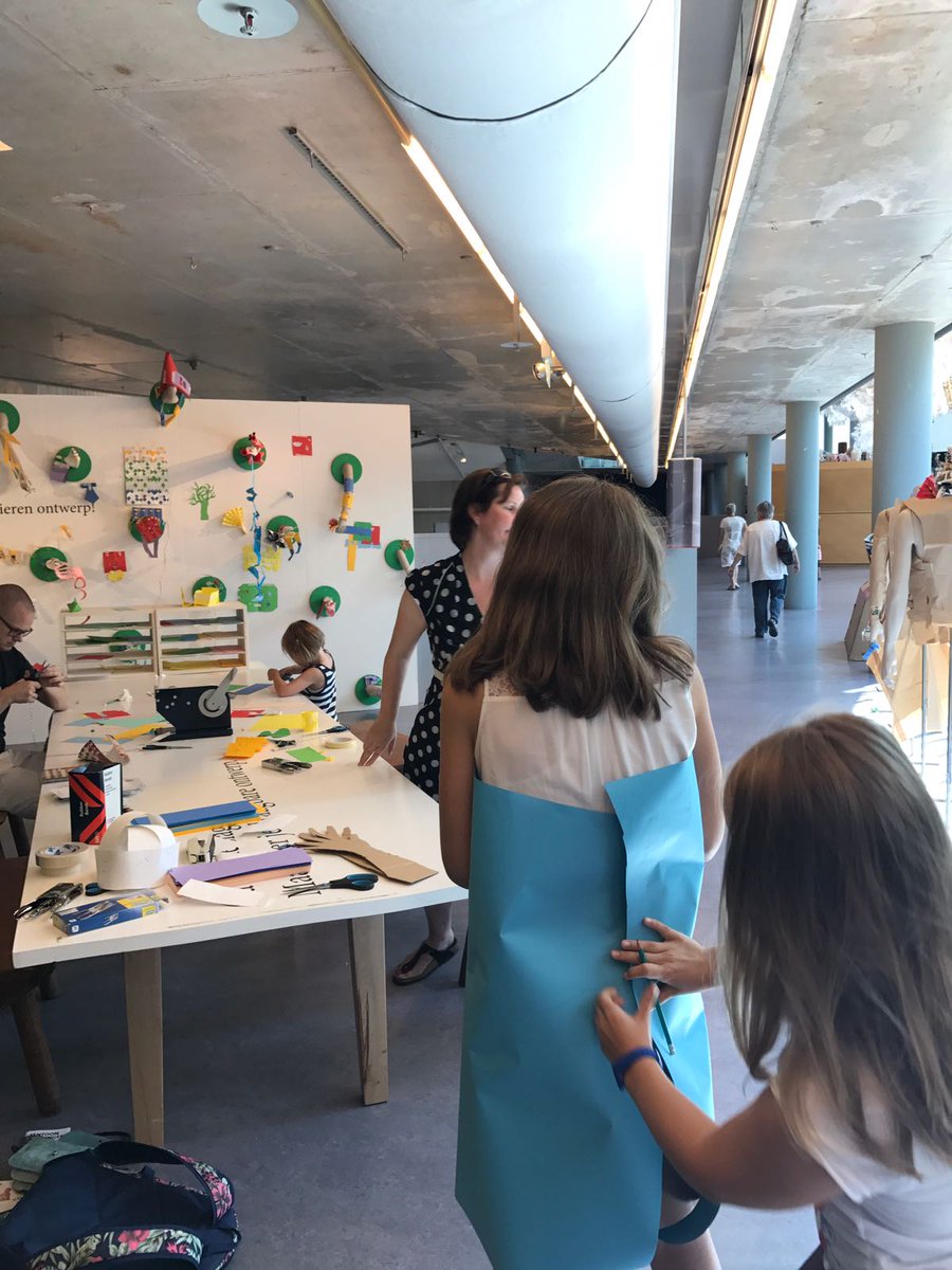 CODAapeldoorn's tweet photo. Om 15.45 uur wordt het resultaat van de workshop 'Draagbaar papier' getoond tijdens een modeshow in #CODAMuseum! #cko2017 https://t.co/2Czy9eNBGy