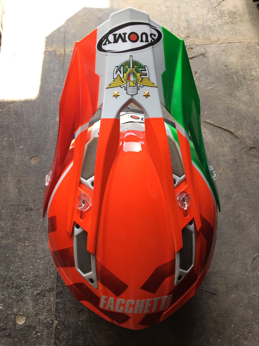 EFacchetti32's tweet photo. Red helmet @SuomyOfficial for #Isde17 #Teamitalia #magliazzurra 💪🏽🇮🇹 #sixdays #France https://t.co/Ll50u8J8Zf