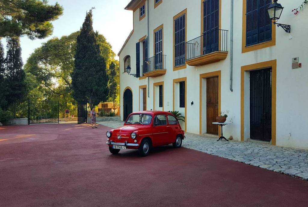 Virginia_Rexach's tweet photo. Todo un clásico casi de lujo! #Mallorca #myphotography #seat600 #IllesBalears #igersbalears #igersmallorca #ig_mal… https://t.co/Kc4j6mvOWl https://t.co/dbsOXY5nro