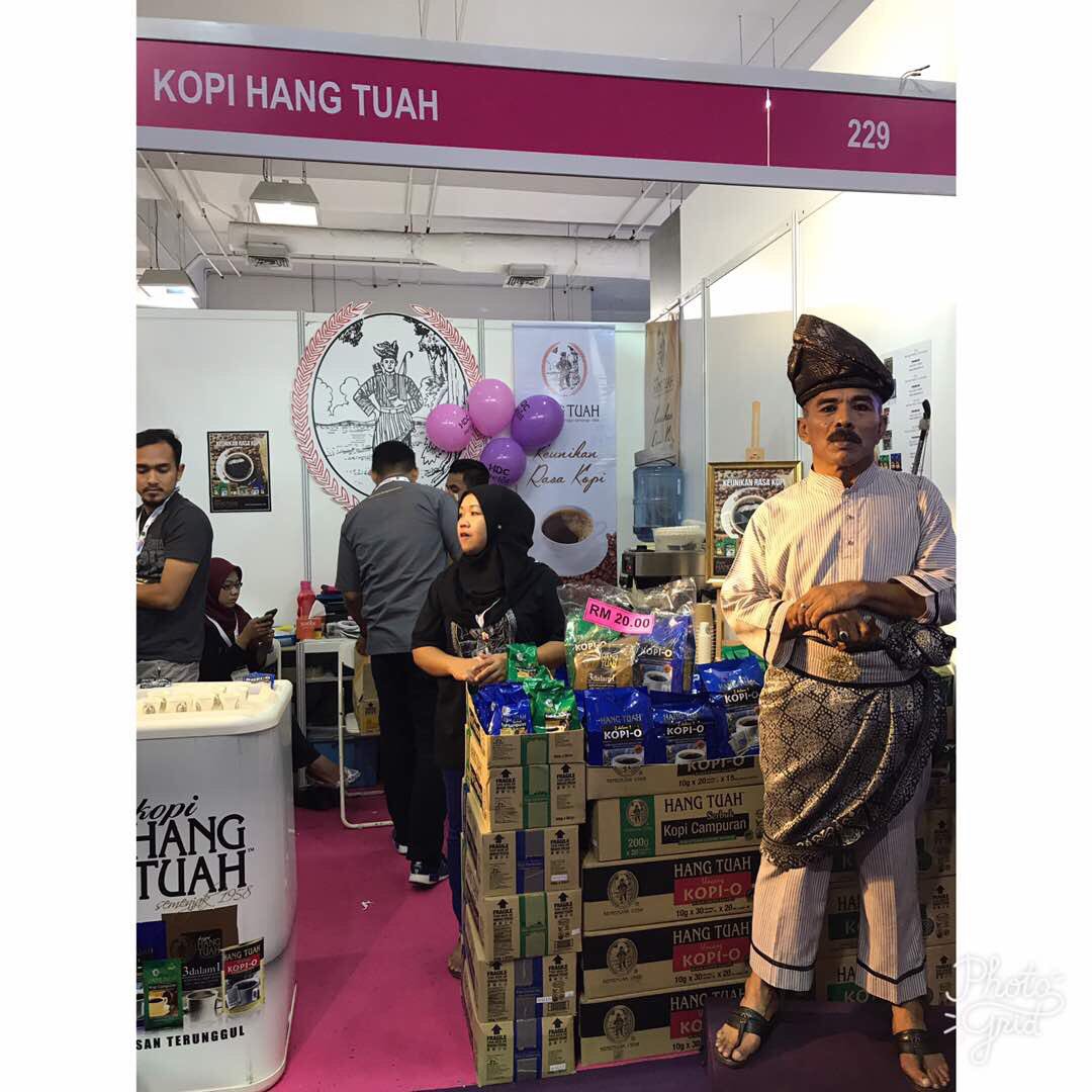 dayang_fazal's tweet photo. Tiap tahun p Halfest mesti model Kopi Hang Tuah ni ada. Sign mati dh kot ngan company ni 😄 #HalfestASEAN2017 #halfest https://t.co/OeotWrCCrE