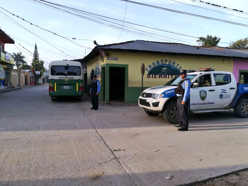 PoliciaHonduras's tweet photo. 🚔Garantizamos la #Seguridad en transporte público 🚌 con #PresenciaPolicial👮en terminal de #Guaymaca F.M. #Honduras #ServirYProteger👮🚓🚨 https://t.co/DwxtXbQ8oI