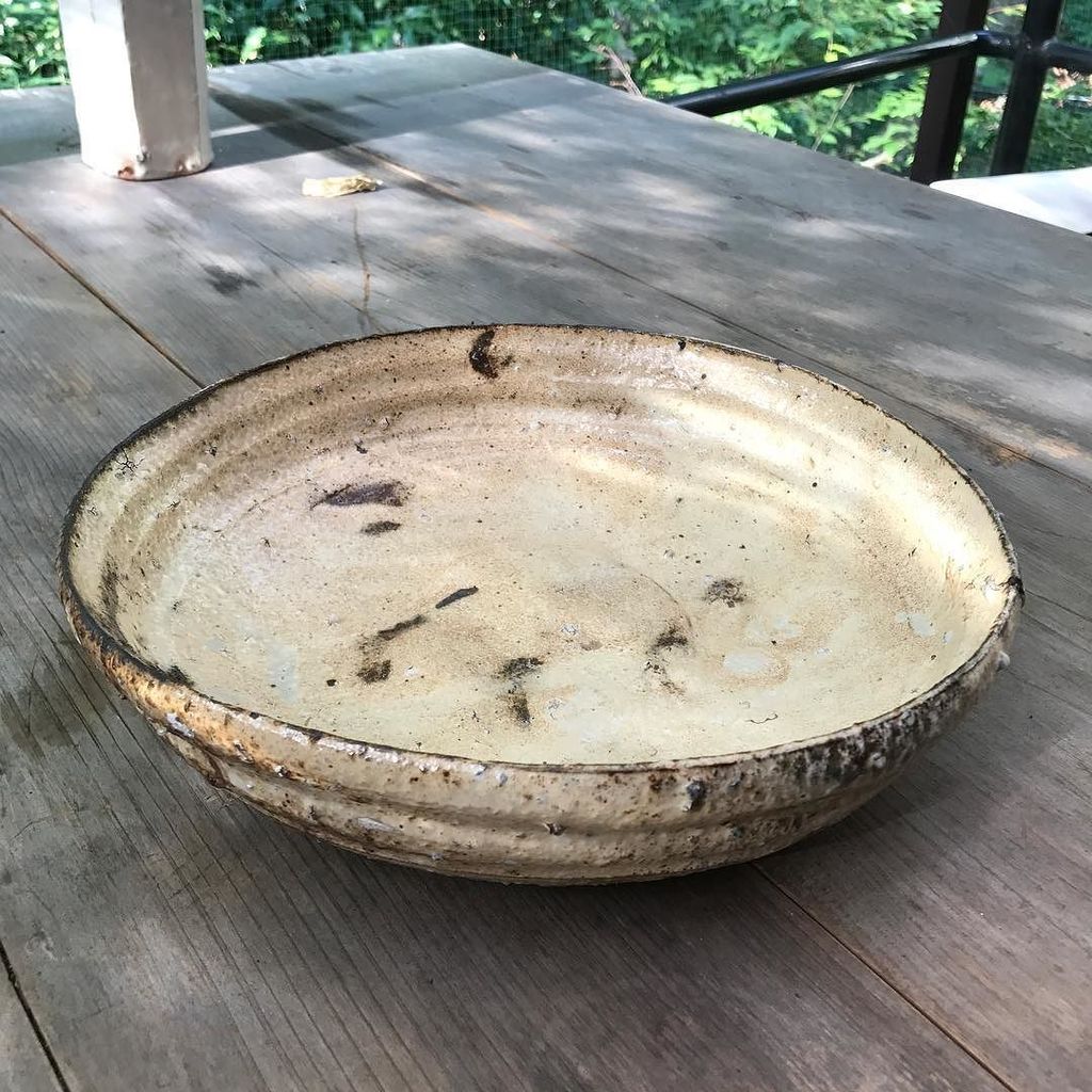 辻村史朗さん作『粉引 どら鉢』 穴窯で焼成された初期の作品です。この