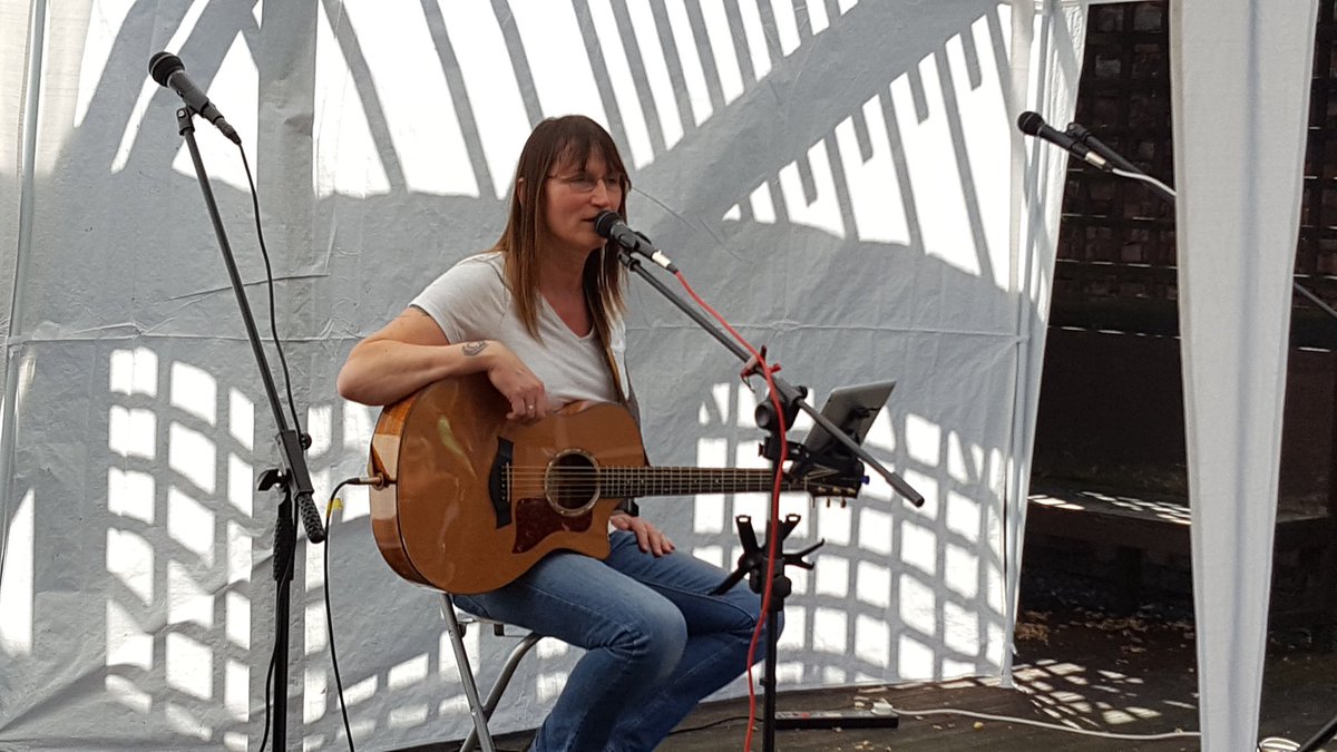 denisejparsons's tweet photo. Getting busy @HertfordMF @beckaguitar #DuncombeArms https://t.co/TMviMuW4hB