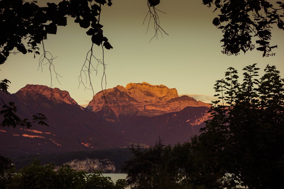 AnnecyVS74's tweet photo. Coucher de soleil Annecy, août 2017
#annecy #sevrier #HauteSavoie #lake #montagne https://t.co/TFVmsTX1Io