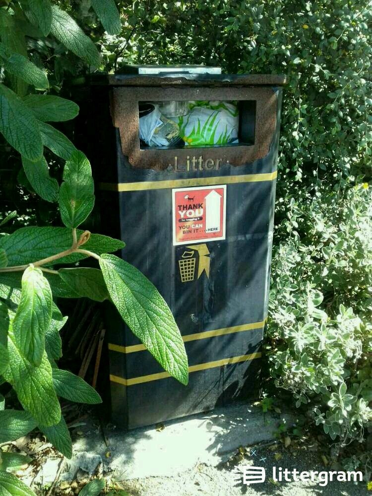 DogFriendly_UK's tweet photo. Radipole Gardens Carpark near Tennis Court #Weymouth Dorset UK stinking  bin #OverflowingBin  @littergram https://t.co/gHoYhjLezT