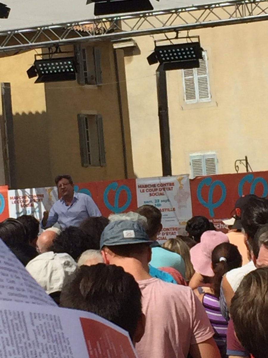 azzahmedchaouch's tweet photo. #jeanlucmelenchon se moque des "gros ballots dans les bars qui votent FN"  Bonne rentrée 😊 https://t.co/BJzZff2rtx