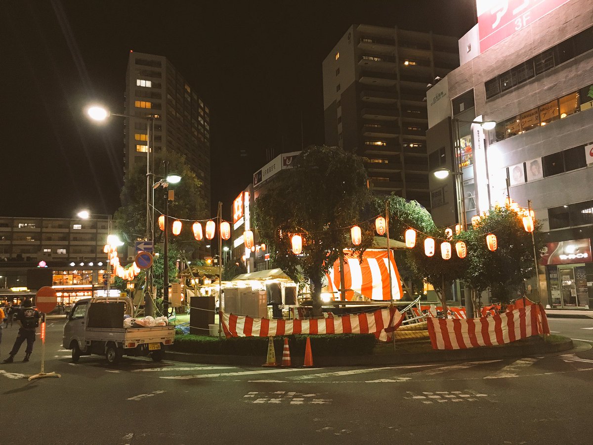 yukico_happy's tweet photo. 地元の駅に着いたら #カラオケ大会 中〜🎤😆🎤
駅前で皆さん熱唱中〜♬
平和な8月最後の日曜日🌈

そして、私の仕入れ月間も残り3日間…
明日は大好きな言語デー😍
久しぶりに #LABプロファイル に浸かるぞっ！🤣

#NLP #LABprofile 
一応 #トレーナー 💦💦💦 https://t.co/S6nJCVjife