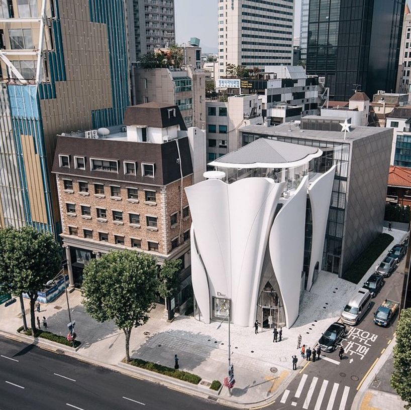 designboom's tweet photo. christian de portzamparc + peter marino design seoul's dior boutique. https://t.co/ALQOx7o9lP https://t.co/HleMy3L04a