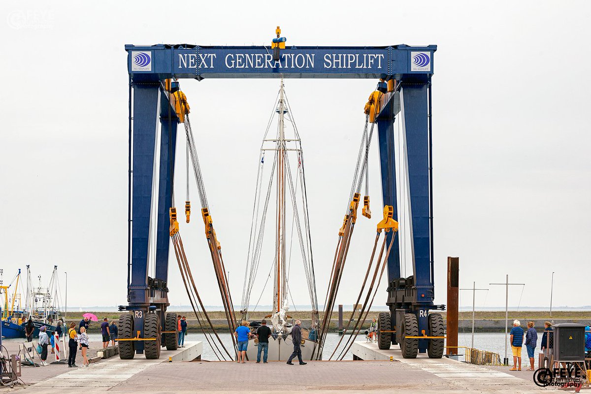 afeye's tweet photo. #Runner sleept zeiljacht #Charwill #Amsterdam met probleem. mbv #Shiplift in dok @NGShipyards haven #Lauwersoog geplaatst. Augustus 2017 https://t.co/OxLds2lfGy