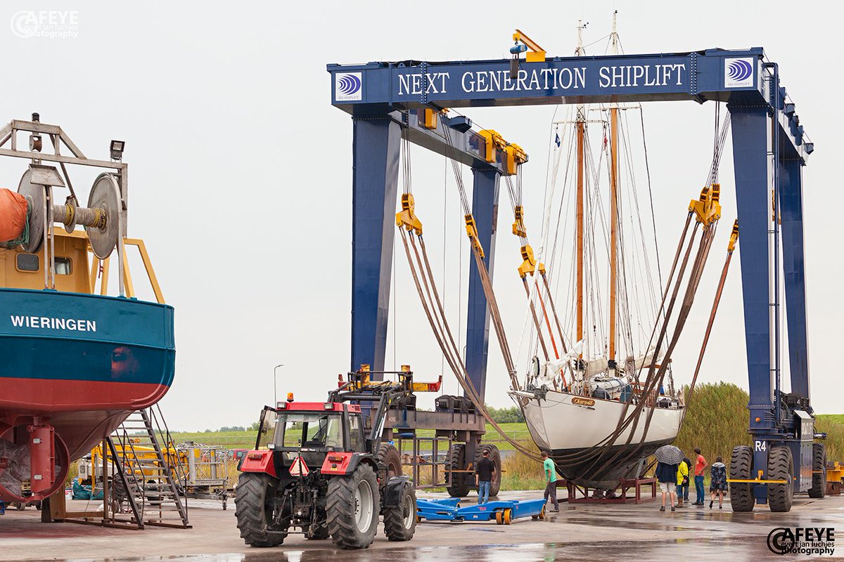 afeye's tweet photo. #Runner sleept zeiljacht #Charwill #Amsterdam met probleem. mbv #Shiplift in dok @NGShipyards haven #Lauwersoog geplaatst. Augustus 2017 https://t.co/OxLds2lfGy