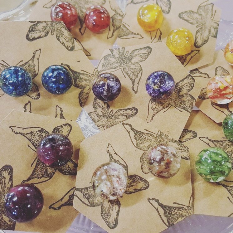 Gorgeous flower globe earrings available in a range of different colours All flowers are… etsy.me/2wAj8gx #craftbuzz #naturalfashion