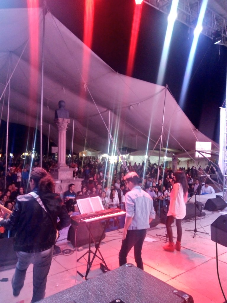 prisma_mx's tweet photo. ¡Muchas gracias #Tepetitlán! Nos la pasamos increíble en el #FestivalArtesanalDeLaAlfarería. #Prisma #PrismaEnTepetitlán 😉🎤🎸🎹👏🎵🎶 https://t.co/zZnYuUfgz3