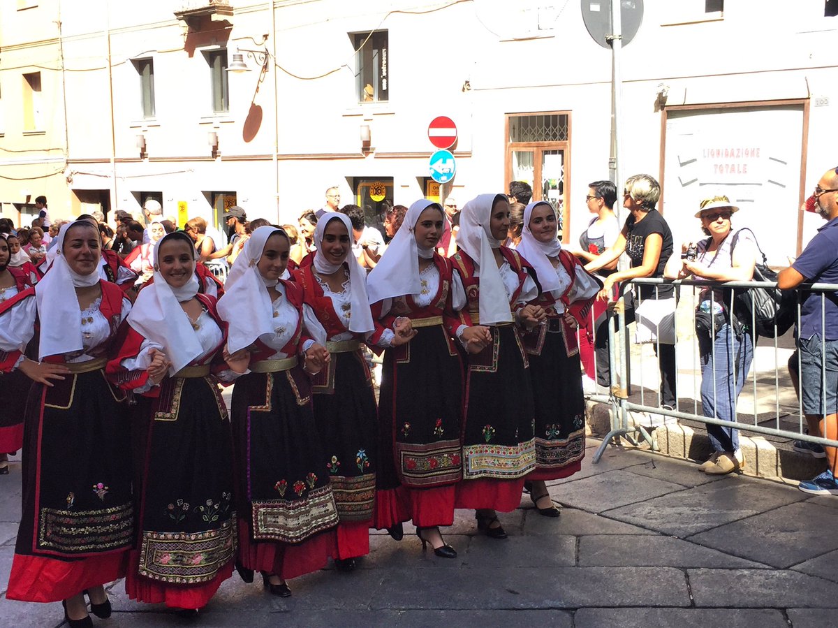 iuba73's tweet photo. La sfilata del #redentore2017 a Nuoro: tradizioni e colori dalla #Sardegna. Quest'anno me la sono goduta bene dopo 7 anni in costume ;) https://t.co/ERcTei3Kp6