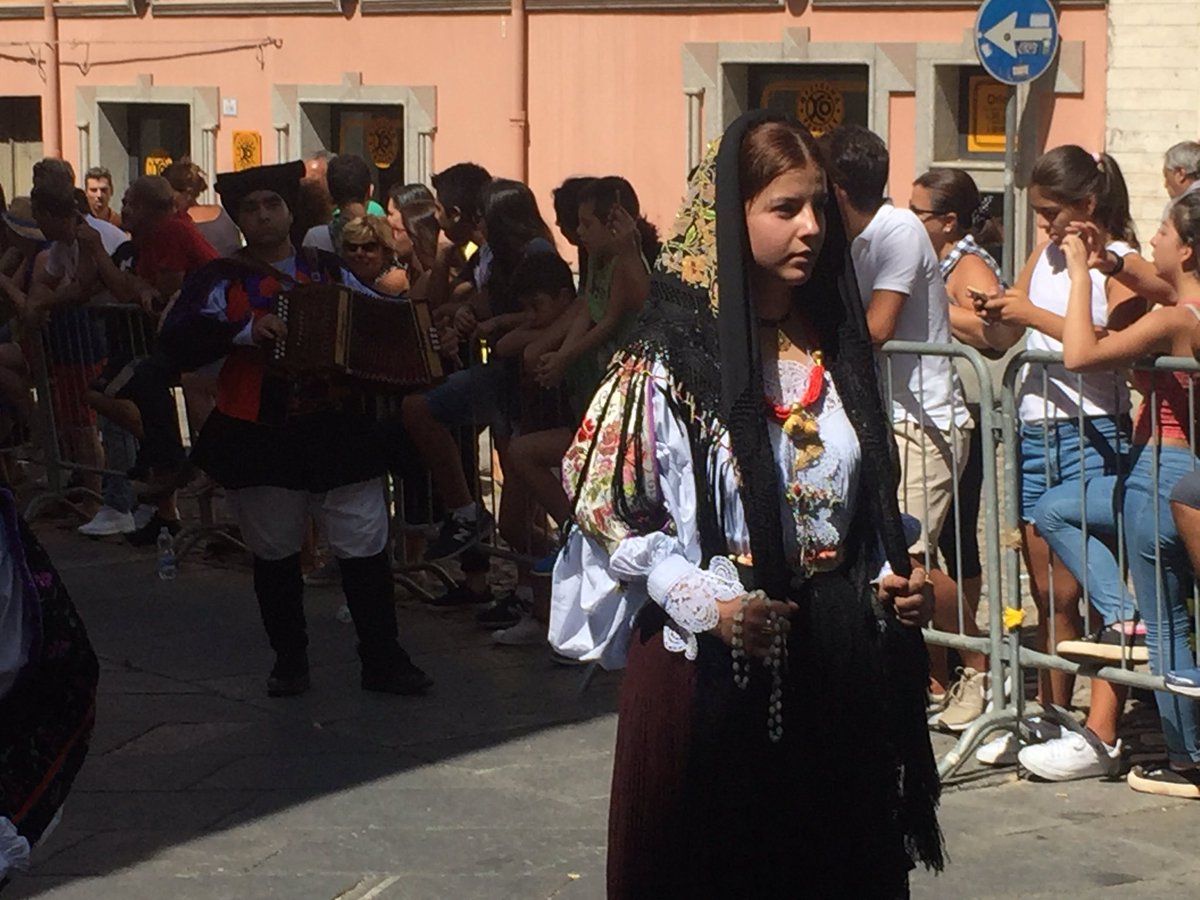iuba73's tweet photo. La sfilata del #redentore2017 a Nuoro: tradizioni e colori dalla #Sardegna. Quest'anno me la sono goduta bene dopo 7 anni in costume ;) https://t.co/ERcTei3Kp6