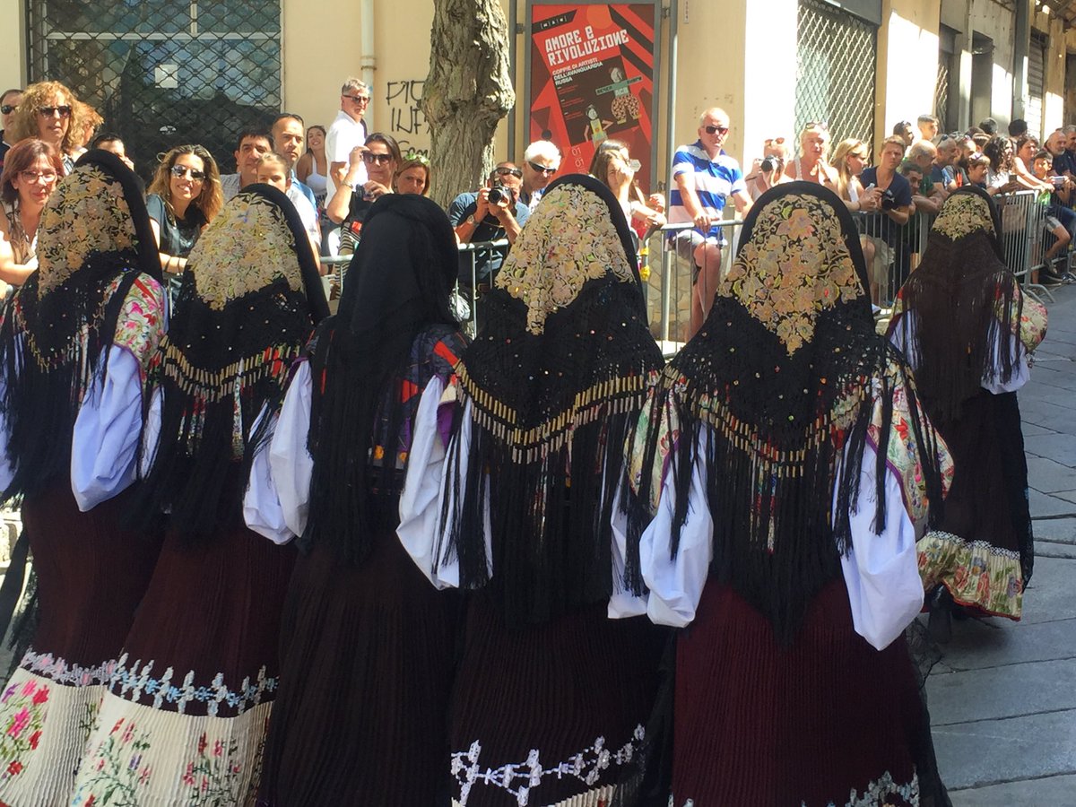 iuba73's tweet photo. La sfilata del #redentore2017 a Nuoro: tradizioni e colori dalla #Sardegna. Quest'anno me la sono goduta bene dopo 7 anni in costume ;) https://t.co/ERcTei3Kp6