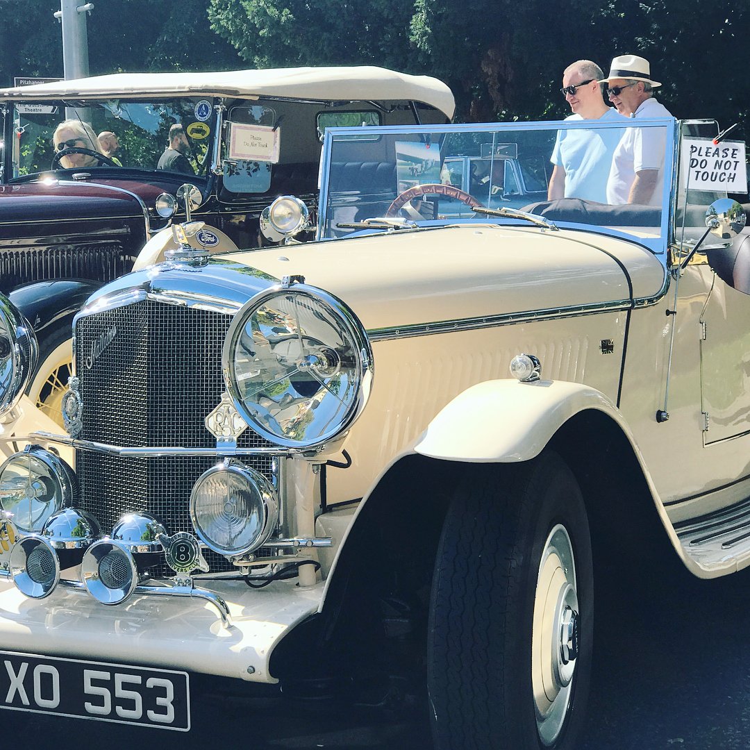 queensuburbs's tweet photo. Pop down to Bond Street today for #MakeitSunday by @makeitealing with vintage #cars, street food, #art & craft! Live music by @HanwellHootie https://t.co/C7JSsAbxLa