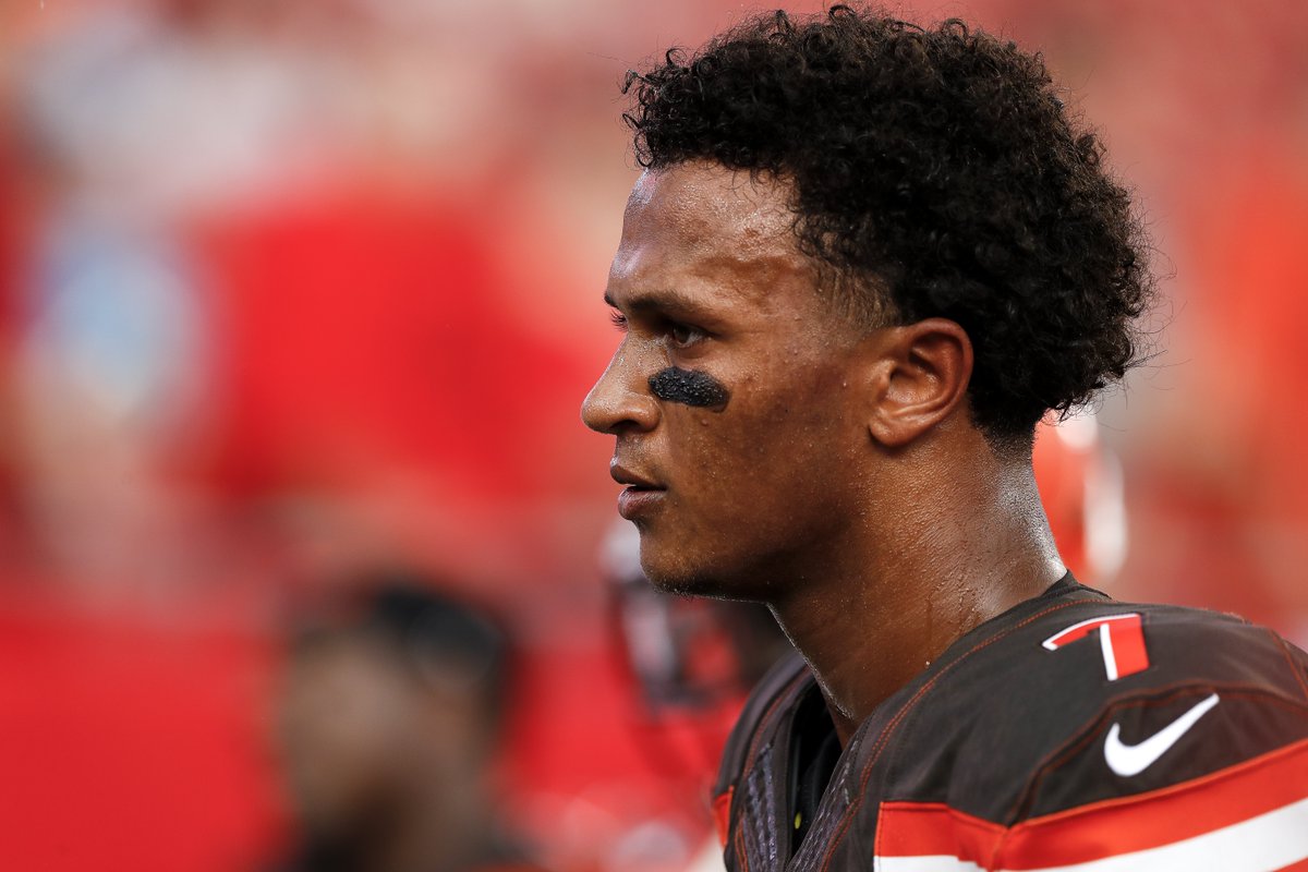 BleacherReport's tweet photo. Browns naming rookie DeShone Kizer starting QB over Brock Osweiler, per @MaryKayCabot https://t.co/d6lbI5VekN https://t.co/tld1uGfpyg
